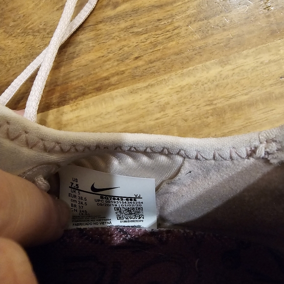 Womens Nike shoes - Picture 3 of 4